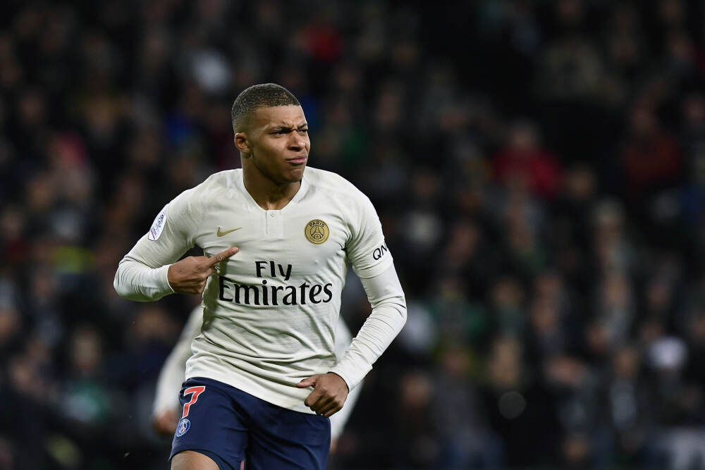 外线开炮！哈登弧顶单挑东契奇 撤步三分回应詹姆斯